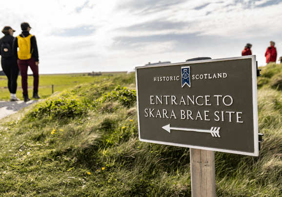 Schild am Eingang von Skara Brae wo wir eine jungsteinzeitliche Siedlung auf Orkney besuchen.